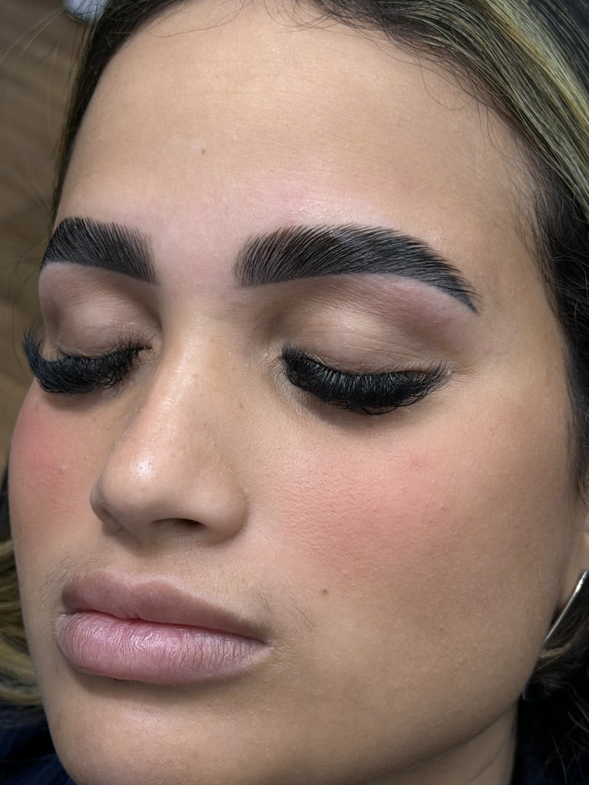 Sobrancelhas de cliente após o Brow Lamination, com os fios alinhados e definidos