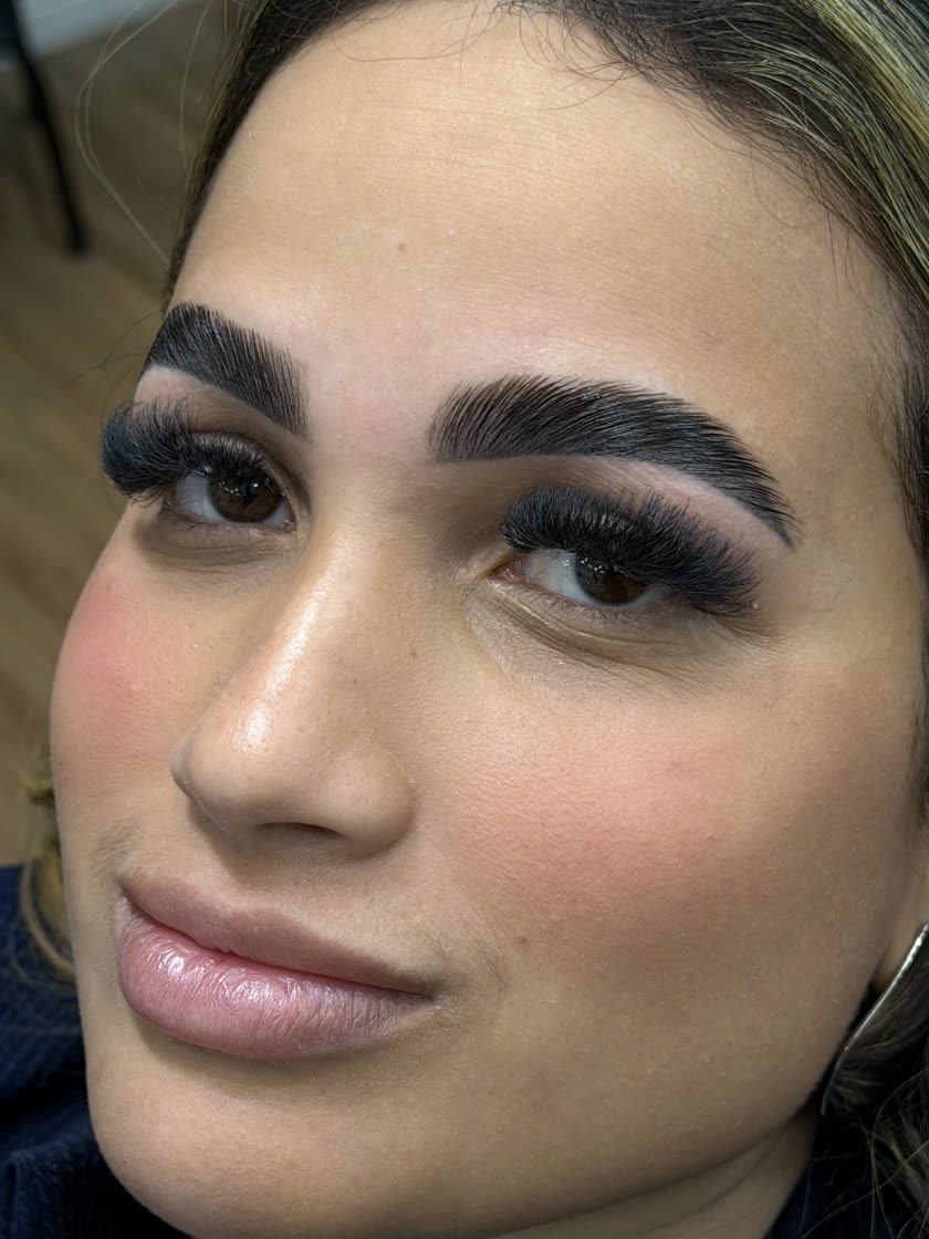 Outro ângulo das sobrancelhas após o Brow Lamination, preenchidas e com aparência natural